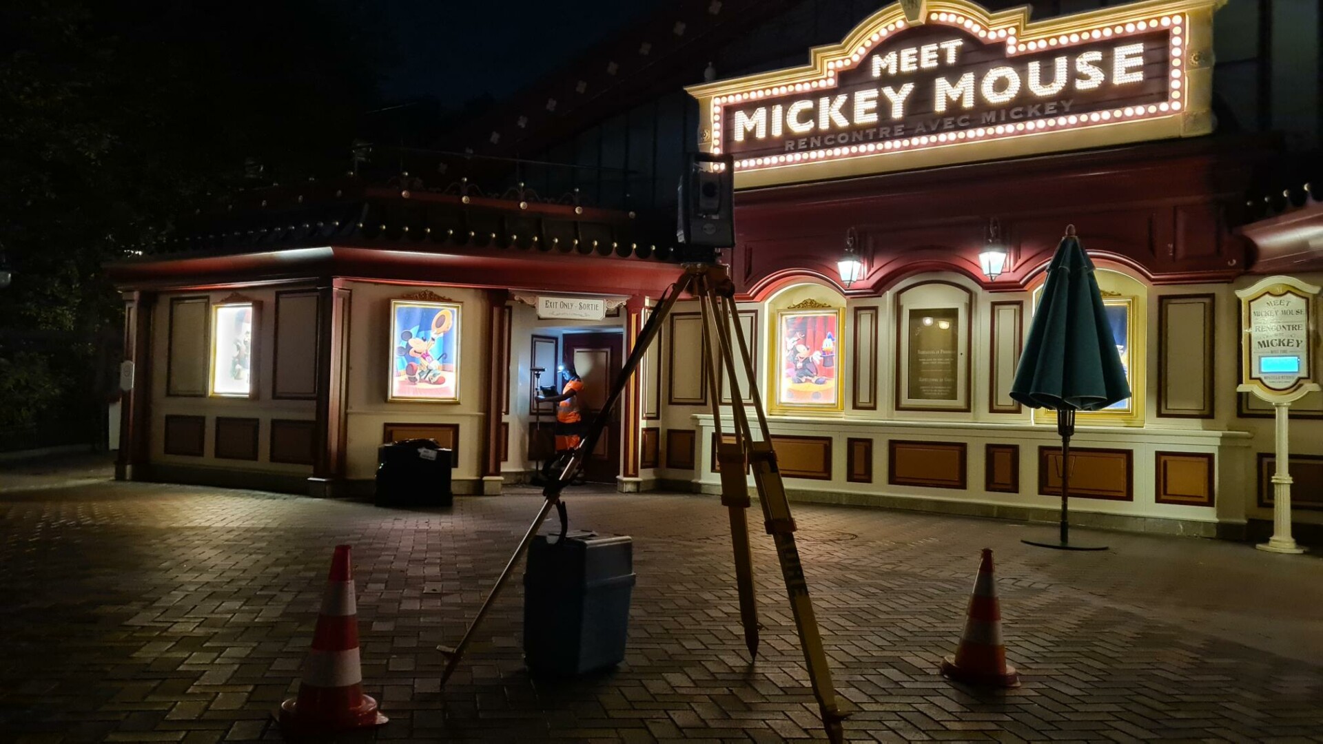 Attraction Meet Mickey Mouse où nos équipes terrains d'ADRÉ Réseaux Paris sont intervenues pour une mission de détection et géoréférencement des réseaux d'assainissement.